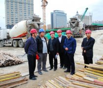 <b>董事長(cháng)王立平檢查地標廣場(chǎng)工地</b>